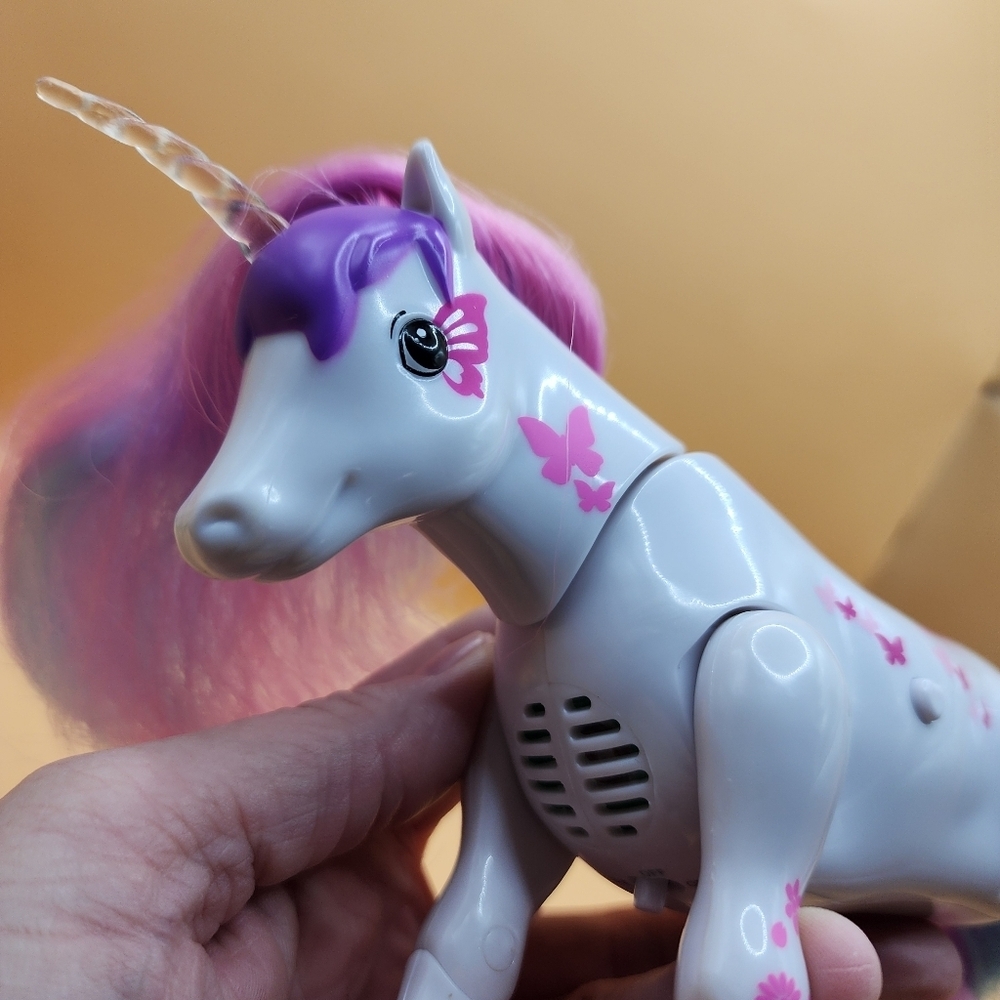 Little Live Pets Shimmer Dancing Unicorn Interactive Lights & Sounds - Picture 3 of 7